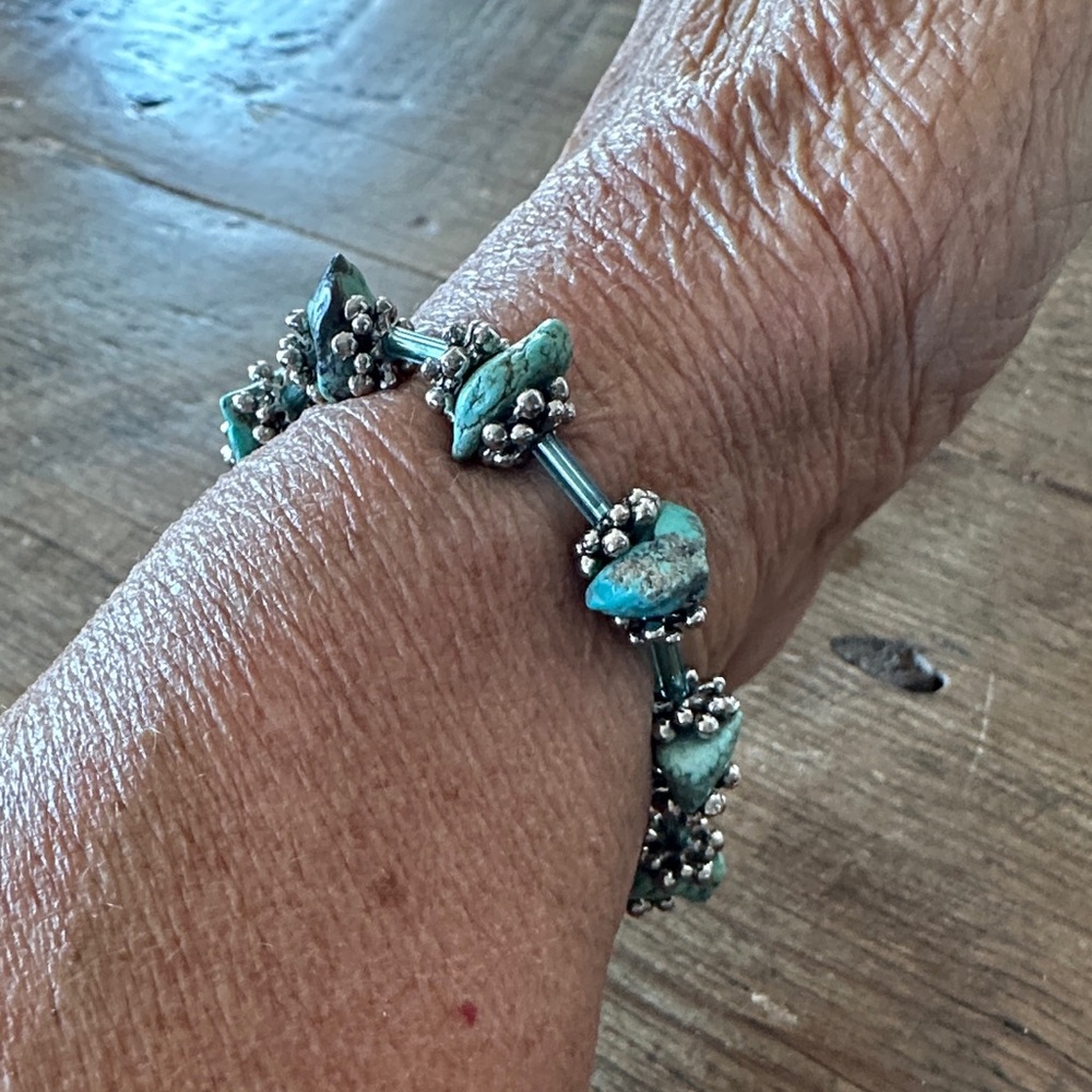 Turquoise Chips and Silver Tone Beaded Bracelet